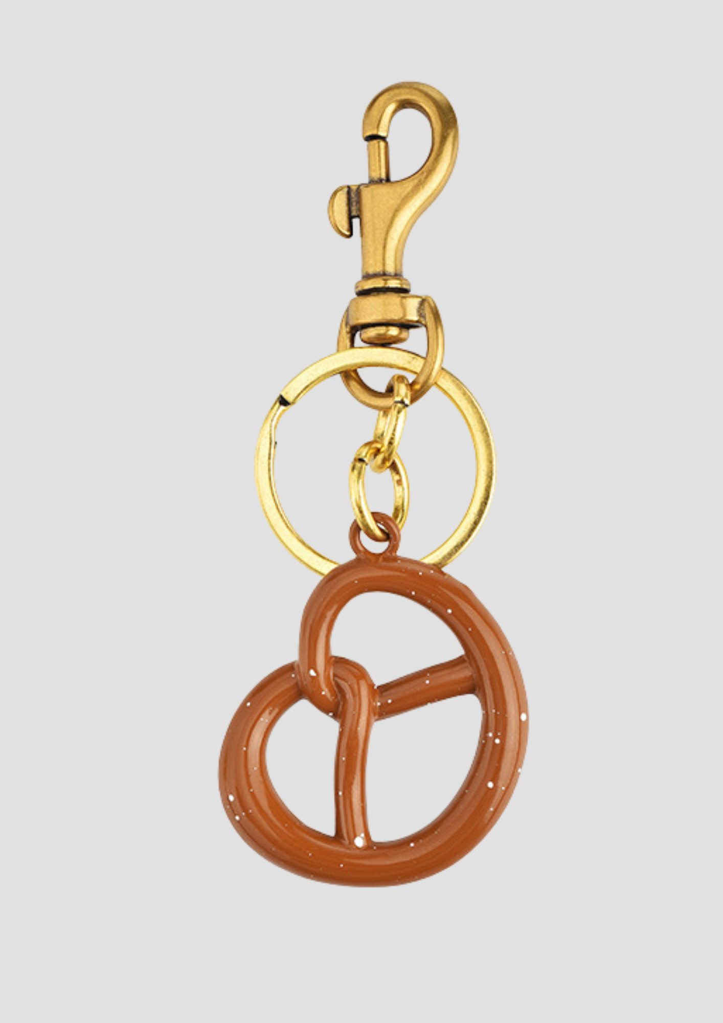 Pretzel bag charm – gold-toned charm shaped like a pretzel for a playful touch